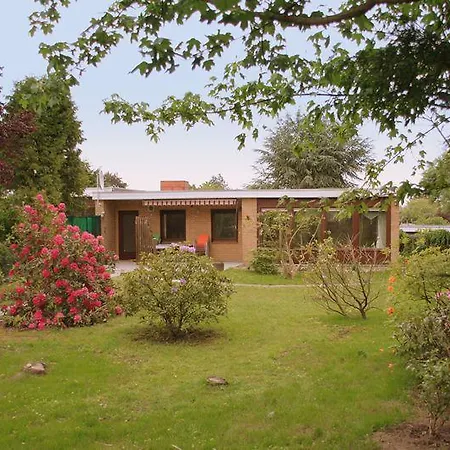 Am-apfelgarten-ferienhaus-in-lueneburg-mit-eigenem-garten-grosszuegig-ruhig-und-zentrumsnah