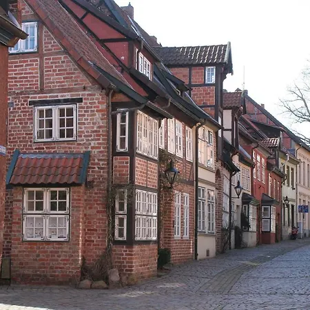 Am-apfelgarten-ferienhaus-in-lueneburg-mit-eigenem-garten-grosszuegig-ruhig-und-zentrumsnah בית נופש
