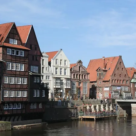 Am-apfelgarten-ferienhaus-in-lueneburg-mit-eigenem-garten-grosszuegig-ruhig-und-zentrumsnah *